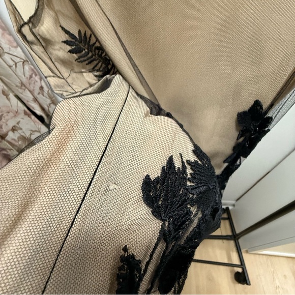 Alexander McQueen Elegant Black Floral Embroidered Silk Top - Picture 7 of 16